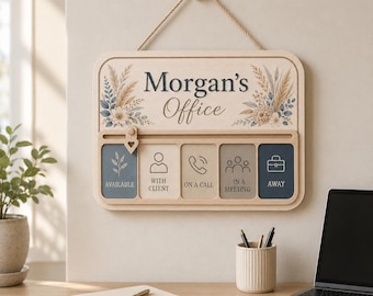 Könnte beinhalten: Ein rechteckiges Büro-Statusschild aus Holz mit Kordelaufhängung und der Aufschrift Morgan's Office. Es enthält einen verschiebbaren herzförmigen Marker zur Anzeige der Statusoptionen: Available, With Client, On a Call, In a Meeting, Away.