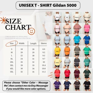 Puede incluir: Una camiseta unisex Gildan 5000 blanca con una tabla de tallas y opciones de color. La tabla de tallas muestra las medidas en cm para el ancho, el largo y la longitud de la manga. Las opciones de color incluyen blanco, gris y rosa claro.