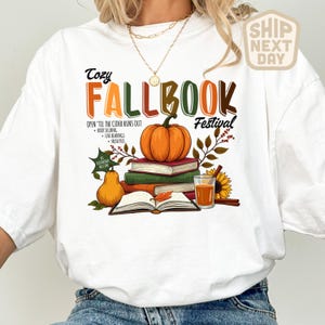 心地よい秋の読書用シャツ、ブックフェスティバルの快適なカラーTシャツ、秋の読書好きへのギフト、読書家のためのかわいい本好きグラフィックTシャツ、心地よい秋のブックTシャツ