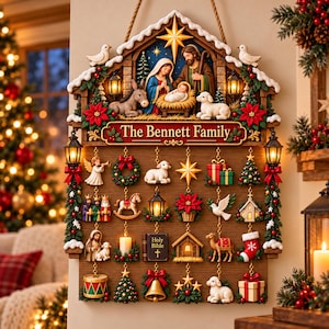 Peut inclure: Un calendrier de l'Avent de Noël en bois avec une crèche en haut et le texte The Bennett Family. En dessous, vingt-quatre ornements suspendus incluant des agneaux, des étoiles, des cadeaux, une Bible, un cheval à bascule et une cloche.