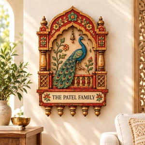 Peut inclure: Une plaque murale rectangulaire en bois avec un cadre en arc orné de sculptures florales rouges, dorées et vertes. Un paon bleu central à la queue détaillée se tient sur une balustrade. Une cloche pend au-dessus, et le texte THE PATEL FAMILY est inscrit.