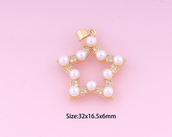 Può includere: Ciondolo a forma di stella dorato con accenti di perle bianche. Dimensione: 32x16,5x6mm.