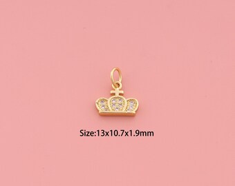 Op de afbeelding: Een goudkleurige kroonhanger met heldere kristallen accenten. De hanger meet ongeveer 13 x 10,7 x 1,9 mm. De kroon heeft een lus aan de bovenkant om aan een ketting of armband te bevestigen. De tekst "Size: 13x10.7x1.9mm" is zichtbaar.