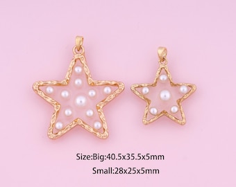 Può includere: Due ciondoli a forma di stella dorati con un centro in resina rosa e dettagli in perle bianche. Il ciondolo più grande misura 40,5x35,5x5mm e il ciondolo più piccolo misura 28x25x5mm. Dimensione: Grande: 40,5x35,5x5mm Piccolo: 28x25x5mm