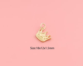 Op de afbeelding: Een goudkleurige kroonbedel met een lus om op te hangen. De bedel is ongeveer 1,8 cm breed, 1,2 cm hoog en 1,5 mm dik. De tekst "Size: 18x12x1.5mm" staat eronder. De achtergrond is effen roze.