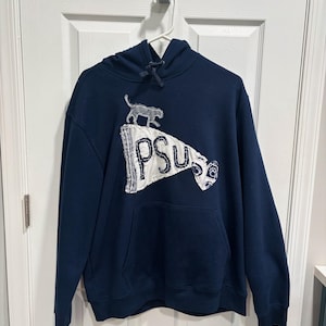 Anpassbare College-Wimpel handgenähte Hoodies, Crewnecks und Tragetaschen.