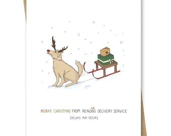 Kerstkaart grappige hond — Rendierhond trekt slee, bezorgservice rendieren