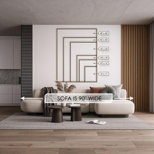 K&ouml;nnte beinhalten: Ein wei&szlig;es Ecksofa mit einem hellgrauen Teppich davor. Das Sofa ist 90 Zoll breit. Eine Wand hinter dem Sofa zeigt eine Reihe von gerahmten Bildern mit Ma&szlig;en in Zoll.