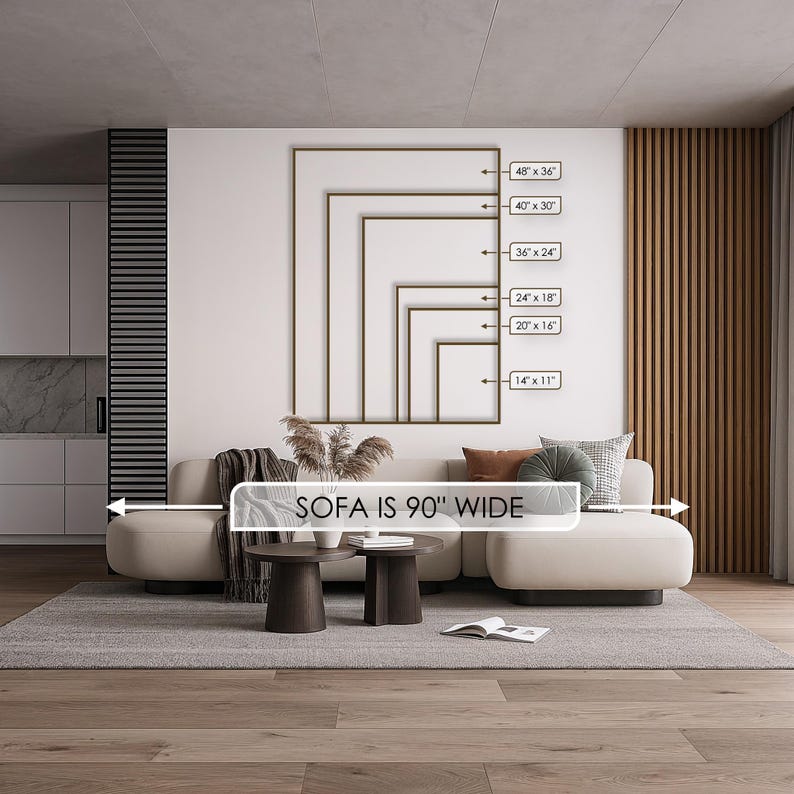 K&ouml;nnte beinhalten: Ein wei&szlig;es Ecksofa mit einem hellgrauen Teppich davor. Das Sofa ist 90 Zoll breit. Eine Wand hinter dem Sofa zeigt eine Reihe von gerahmten Bildern mit Ma&szlig;en in Zoll.