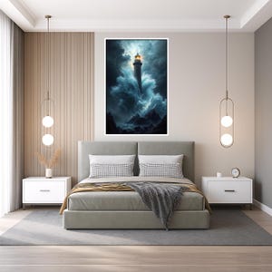 K&ouml;nnte beinhalten: Ein graues Schlafzimmer mit einem Bett, zwei Nachttischen und einem gro&szlig;en Gem&auml;lde eines Leuchtturms in st&uuml;rmischer See. Das Gem&auml;lde ist wei&szlig; gerahmt und h&auml;ngt &uuml;ber dem Bett.
