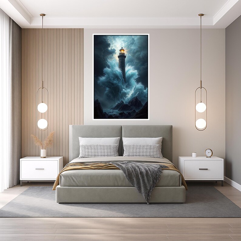 K&ouml;nnte beinhalten: Ein graues Schlafzimmer mit einem Bett, zwei Nachttischen und einem gro&szlig;en Gem&auml;lde eines Leuchtturms in st&uuml;rmischer See. Das Gem&auml;lde ist wei&szlig; gerahmt und h&auml;ngt &uuml;ber dem Bett.