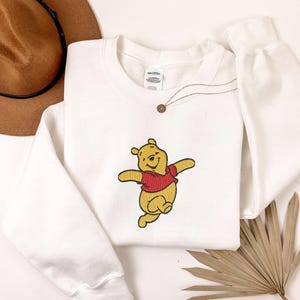 Sweter z haftem Kubuś Puchatek, bluza z haftem Disney Puchatek, bluza z kapturem Puchatek, wycieczka do Disneylandu z okrągłym dekoltem