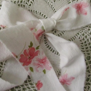 Roze bloemenlint met handgescheurde rozenprint