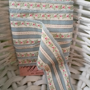 Cinta de tela con estampado de rosas azules y rosas, rasgada a mano, con flores deshilachadas. Para diarios, scrapbooking y más.