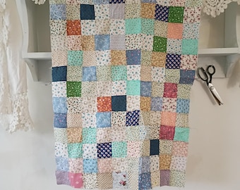 Haut matelassé en calicot. Mini courtepointe en tissu vintage