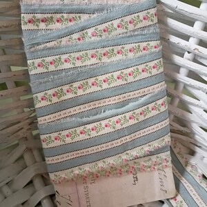 Ausgefallene Rosenknospe Coquette Hand gerissene blaue und rosa Rosenstreifendruck-Stoffborte, ausgefranste Blumen. Für Journaling, Scrapbooking und mehr