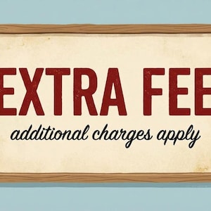 Puede incluir: Un letrero rectangular con marco de madera muestra las palabras "EXTRA FEE" en letras rojas en negrita sobre la frase "additional charges apply" en escritura negra. El fondo es de color beige claro.