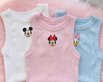 Camiseta sin mangas acanalada bordada con personajes de Disney, Mickey, Minnie, Daisy, Donald y Goofy, diseño minimalista en el pecho, linda camiseta de verano para mujer.