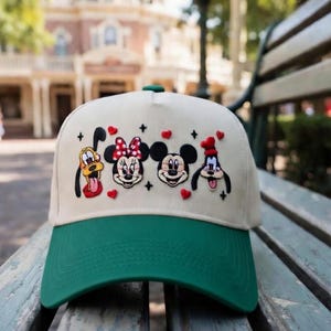 Gorra de béisbol bordada de Mickey y sus amigos: Mickey, Minnie, Pluto y Goofy. Gorra con visera verde, estilo de dibujos animados, informal, con cierre ajustable, para uso diario.