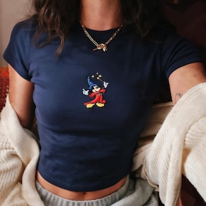 Camiseta de bebé bordada de Mickey Hechicero, top corto de Magic Mouse inspirado en Fantasía, camiseta con estampado de dibujos animados minimalista, conjunto con estética mágica y adorable.