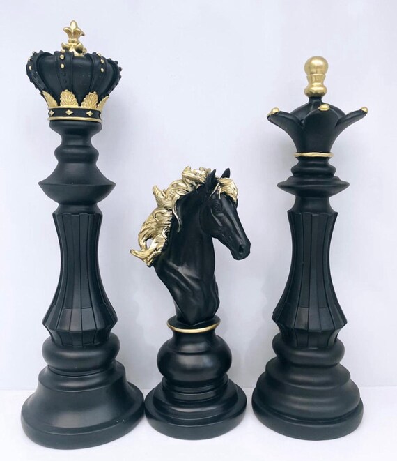 黒と金のチェスの駒コレクション - 馬、王、女王。ギフトに最適 / 家の