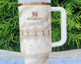 Copo térmico Stanley personalizado com glitter branco e dourado • 1,18 L (40 oz) • Adicione um nome