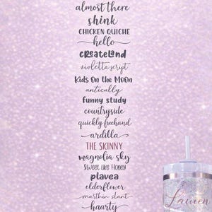 Puede incluir: Un vaso con purpurina y pajita, con el nombre "Lauren" en una fuente de escritura. La imagen muestra una lista de opciones de fuente, incluyendo "almost there", "hello" y "magnolia sky", sobre un fondo morado suave.