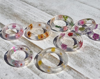 Anillo de resina transparente con forma de flor • Joyería botánica hecha a mano • Accesorio inspirado en la naturaleza