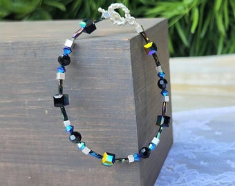Pulsera de cuentas cúbicas de cristal iridiscente • Pulsera hecha a mano con cierre de palanca • Regalo para ella • Pulsera de cristal estilo boho • Pulsera de cuentas única