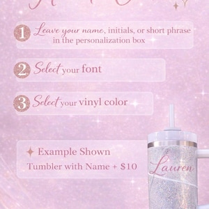 Pode incluir: Gr&aacute;fico rosa com instru&ccedil;&otilde;es sobre como encomendar um copo personalizado. As instru&ccedil;&otilde;es s&atilde;o numeradas e incluem deixar um nome, selecionar uma fonte e uma cor de vinil. &Eacute; mostrado um copo com glitter com o nome "Lauren".