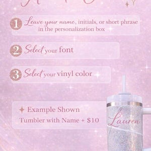 Puede incluir: Fondo rosa con instrucciones: Deja tu nombre, iniciales o frase en el cuadro de personalizaci&oacute;n, selecciona la fuente y el color del vinilo. El ejemplo muestra un vaso con purpurina con el nombre "Lauren".