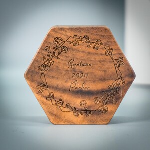 Scatola portagioie esagonale in legno con incisione personalizzata / Scatola portagioie personalizzata / Regalo rustico artigianale per lei / Regalo di anniversario
