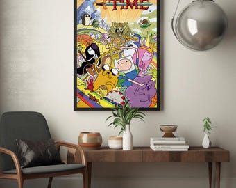 Könnte beinhalten: Ein gerahmtes Poster mit dem Cartoon Adventure Time. Das Kunstwerk zeigt eine lebhafte Szene mit Charakteren wie Finn, Jake und Prinzessin Bubblegum, vor einem farbenfrohen Hintergrund. Der Titel "Adventure Time" ist deutlich zu sehen.