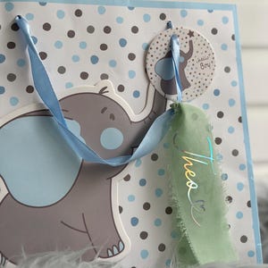 Geschenkband personalisiert – Stoffband mit Name zur Geburt, Taufe, Weihnachten & Geburtstag – wiederverwendbarer Geschenkanhänger