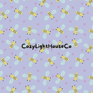Op de afbeelding: Een herhalend patroon van gele bijen met zwarte strepen en lichtblauwe vleugels, afgewisseld met kleine roze hartjes, op een lichtpaarse achtergrond. De tekst "CozyLightHouseCo" is in zwart.