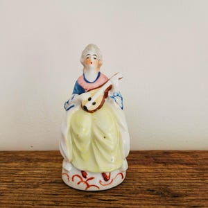 Besetztes Japan Porzellanfigur – Vintage Dame mit Mandoline, handbemaltes Sammlerstück aus den 1940er Jahren