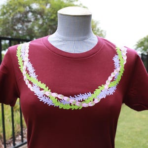 Lily-Lokelani-Pakalana Wrap-Around Lei Design Women&#39;s Shirt
