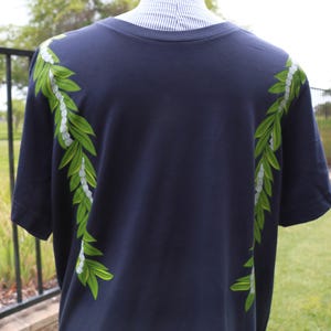 Maile-Pikake Wrap-Around Lei Design Men&#39;s Tee