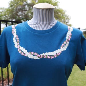 Lokelani-Pikake Wrap-Around Lei Design Women&#39;s Shirt