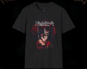 Puede incluir: Camiseta negra con un gráfico de un personaje del anime Black Clover. El personaje está sosteniendo una espada y tiene ojos rojos. El texto "Black Clover" está escrito en blanco sobre el personaje.