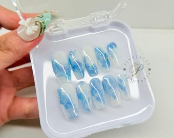 Unhas postiças com efeito mármore azul oceano, unhas ombré branco leitoso, unhas postiças artesanais para praia de verão, unhas postiças brilhantes em formato de caixão para colar.