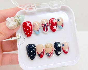 Uñas postizas patrióticas del 4 de julio, uñas con estrellas, lazos y fuegos artificiales rojos, azules y blancos, uñas postizas del Día de la Independencia de EE. UU., lindas uñas almendradas estilo Y2K.