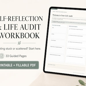 Op de afbeelding: Een digitale tablet met een werkboek voor zelfreflectie en levensaudit van 33 pagina's. Het scherm toont een printbare en invulbare PDF met secties en reflectievragen. De tekst op het scherm luidt Welcome to Your Life Audit.