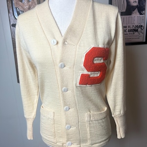 Suéter universitario vintage con la letra “S” de los años 50