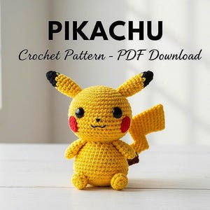 Może przedstawiać: Żółta szydełkowana figurka Pikachu z czarnymi końcówkami uszu, czerwonymi policzkami i ciemnymi oczami. Nad figurką znajduje się napis PIKACHU Crochet Pattern - PDF Download. Postać ma ogon w kształcie błyskawicy i małe wyszywane usta.