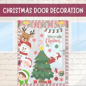 Op de afbeelding: Kerstdeurdecoratie met feestelijke illustraties. Voorzien van een rendier, sneeuwpop, kerstman en elf. Inclusief een kerstboom, zuurstok en de tekst "Merry Christmas". De decoratie heeft een rood-witte gestreepte rand.