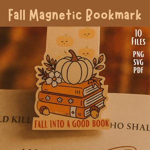 Könnte beinhalten: Magnetischer Lesezeichen im Herbststil mit einem Kürbis, Blumen und Blättern auf orangefarbenen Büchern. Das Lesezeichen trägt den Text "Fall Into A Good Book". Zusätzlicher Text enthält "10 FILES", "PNG", "SVG" und "PDF".