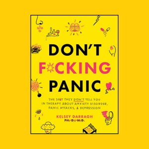 Puede incluir: Una portada de libro con un fondo amarillo brillante y un borde negro. El título "DON'T F*CKING PANIC" está en letras grandes negras y rosas. El subtítulo dice "THE SHIT THEY DON'T TELL YOU IN THERAPY ABOUT ANXIETY DISORDER, PANIC ATTACKS, & DEPRESSION."