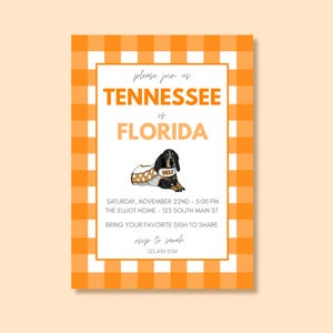 Może przedstawiać: Karta zaproszenia w pomarańczowo-białą kratę z napisem "TENNESSEE vs FLORIDA". Przedstawiono czarno-brązowego jamnika w kocu z napisem "VOLS". Karta zawiera szczegóły wydarzenia i prośbę o przyniesienie dania.