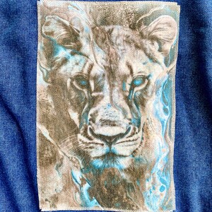 Oeuvre d'une lionne au dos de la veste en jean...